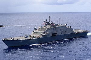Die USS Wichita (LCS-13) und das Patrouillenschiff HMJS Cornwall der Jamaica Defense Force Coast Guard führen im April 2021 eine Live-Feuer-Übung durch - 3 (beschnitten).jpg