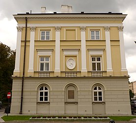 Edificio dell'Università di Varsavia in cui visse la famiglia di Chopin, 1817-1827, ora abbellito (al centro) con un bassorilievo del suo profilo