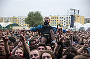 Polski: Publiczność podczas koncertu zespołu Mastodon na festiwalu Ursynalia 2012.