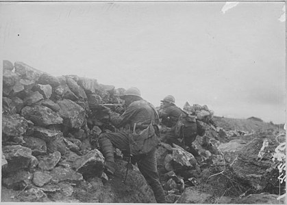 Ровови на Солунском фронту услед каменитог терена најчешће су имали грудобран од камења