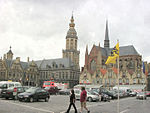 Der Marktplatz in Veurne (von links: Rathaus, Belfried und Walburga-Kirche)