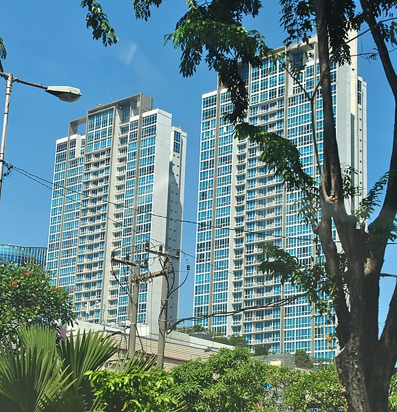 File:Via and Vue Twin Towers, Ciputra World Superblock, 4 July 2015.jpg