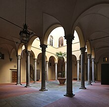 The Brunelleschi courtyard Via de' Benci 5 angolo via Vincenzo Malenchini e via dei Vagellai 1, Palazzo Bardi alle Grazie, cortile brunelleschiano del 1430 ca., 02,0.jpg