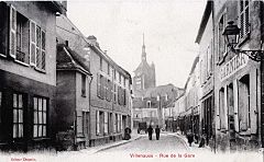 Villenauxe-la-Grande, rue de la gare et église.jpg