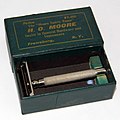 Vintage Unsinger Razor Blade Company Single Edge Safety Razor In Original Cardboard Box, Made In USA In Fremont Ohio, Patent Date October 24, 1911 (41785903891).jpg