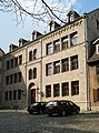 Die Volkshochschule Weimar hinter der Herderkirche.