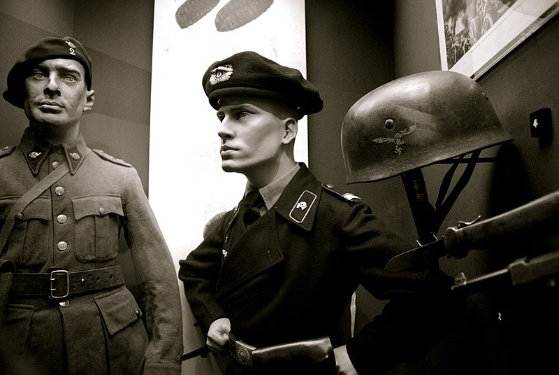 File:WW2 soldiers. German Panzersoldat tank trooper uniform with Totenkopf and beret. Luftwaffe paratrooper helmet. Imperial War museum.jpg