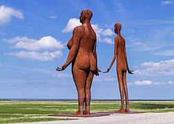 A full-figured woman and a thin woman. They overlook the sea. Artwork by Jan Ketelaar. Location: Nieuwe Zeedijk 9151, 9151 AE Holwerd.