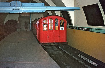 Une ancienne rame à la station West Street en 1966.