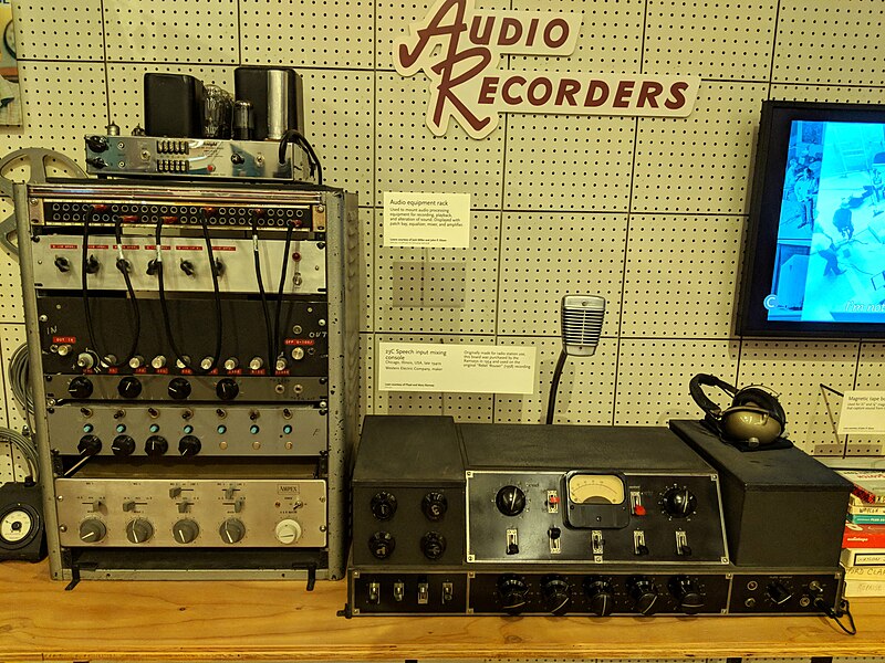 File:Western Electric 23C Speech input mixing console (1940s) purchased by Floyd Ramsey at Audio Recorders (studio) in 1954, & unknown recording studio rack - MIM Phoenix AZ (2017-12-04 14.04.59 by bobintraveling 140459).jpg
