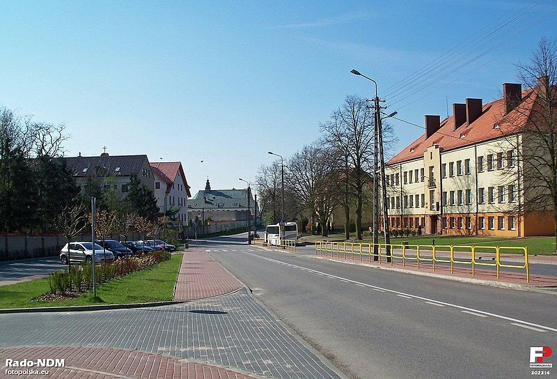 File:Zakroczym, Szkoła Podstawowa im. Bojowników o Wolność i Demokrację, Gimnazjum im. św. Stanisława Kostki - fotopolska.eu (302314).jpg