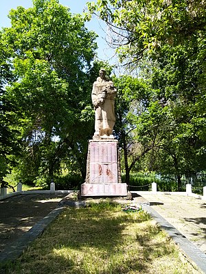 Братська могила в центрі села