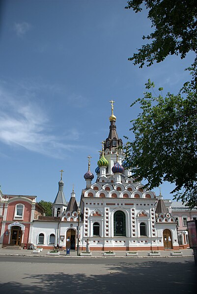 File:Вид на церковь с площади Чернышевского Саратов.jpg