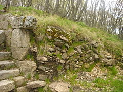 Камен блок и остатоци од ѕидини