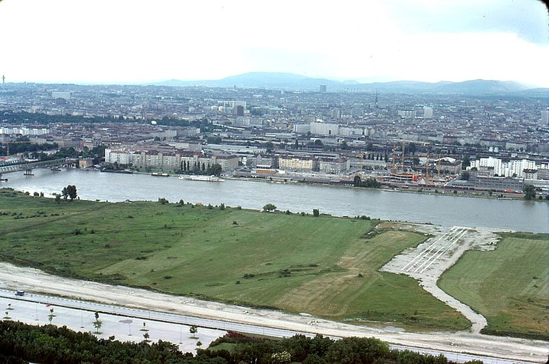 File:042L03060778 Blick vom Donauturm, Richtung Handelskai, Bahnhof Wien Nord.jpg