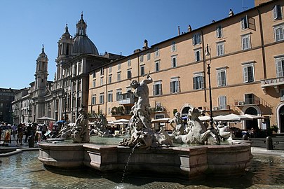 De Fontana del Nettuno met op de achtergrond Sant'Agnese in Agone.