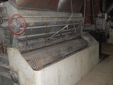 travelling grate in an old steam boiler 1-wanderrost-kohlekessel travelling grate.JPG