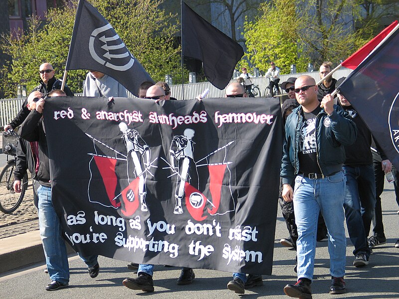 File:1. Mai 2013 in Hannover. Gute Arbeit. Sichere Rente. Soziales Europa. Umzug vom Freizeitheim Linden zum Klagesmarkt. Menschen und Aktivitäten (111).jpg