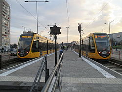 17-es és 19-es villamos a Bécsi út / Vörösvári út végállomáson, a fonódó átadásának napján
