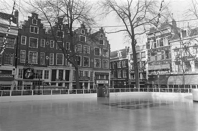 File:17 December aanstaande wordt kunstijsbaan op Leidseplein geopend in Amsterdam, Bestanddeelnr 931-8611.jpg