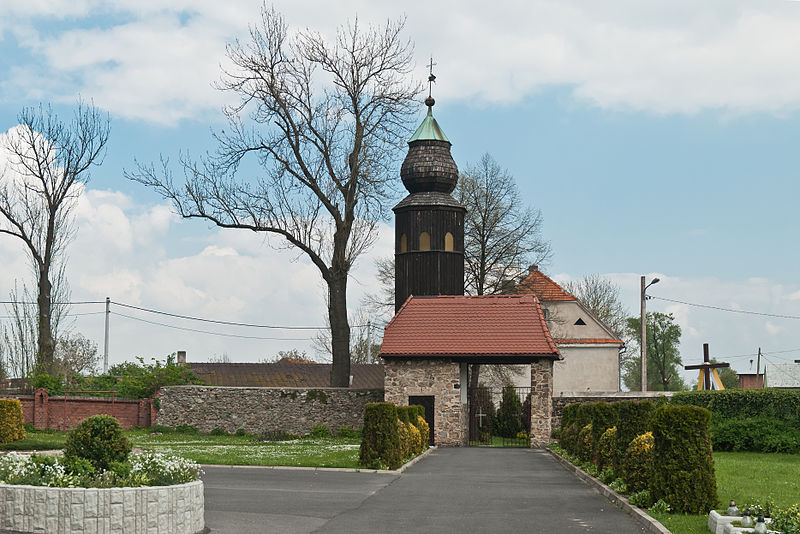 File:2014 Kamienica, kościół św. Jerzego, mur 01.JPG