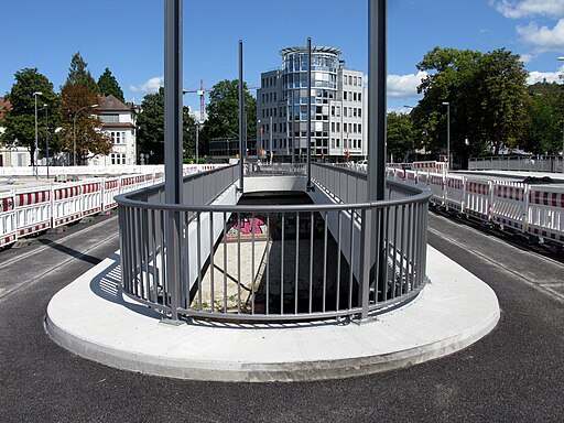 2018-08-26, Neubau der Freiburger Kronenbrücke, die - im Vergleich zur alten Brücke - schmalere Lichtöffnung 4