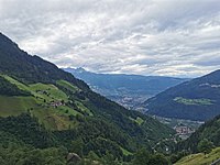 Blick auf die Ortschaft Tabland (hinten links) und Partschins (rechts)