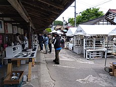 2023年（令和5年）春の益子陶器市テント村「KENMOKUテント土空間」「Gallery土空間」前：見目陶苑[147][148]。