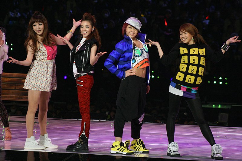 File:2NE1 2009 MAMA.jpg