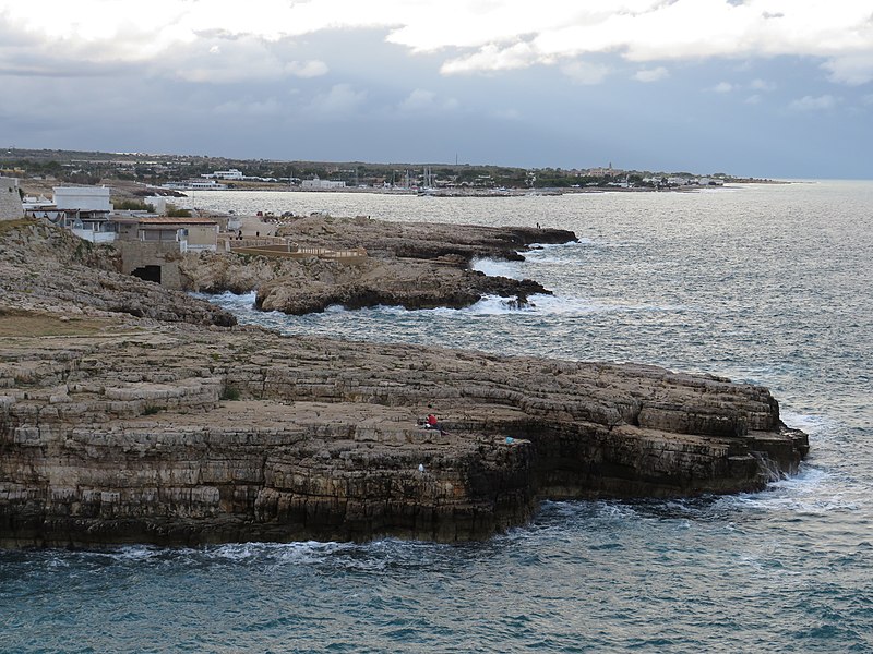 File:31 Pietra Piatta (Polignano a Mare), des de la Balconata Santo Stefano.jpg