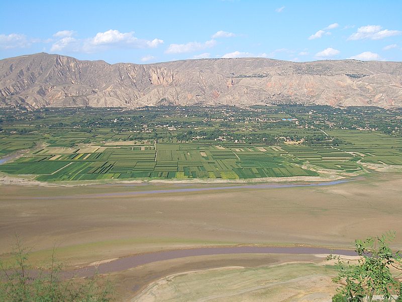 File:5921-Dongxiang-County-Daxiahe-valley-fields-seen-from-Linxia-County.jpg