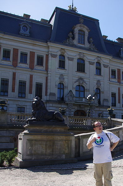 File:A Polish Wikimedian in front of Pszczyna Palace.jpg