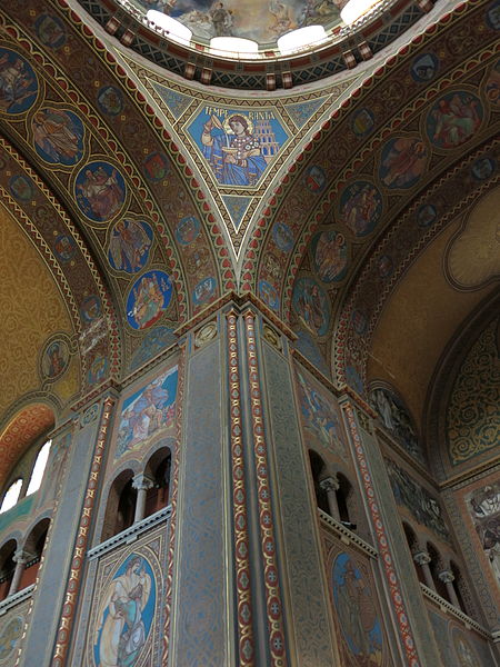 File:A column in the Votive Church of Szeged (16094187420).jpg