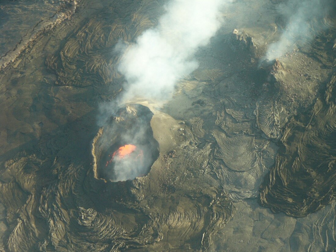 File:A vent of the Kilauea Caldera.jpg