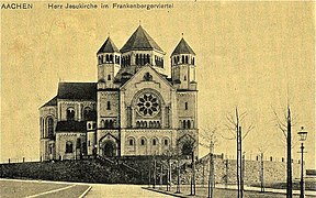 Blick von der noch unbebauten Viktoriaallee auf Herz Jesu (1911)