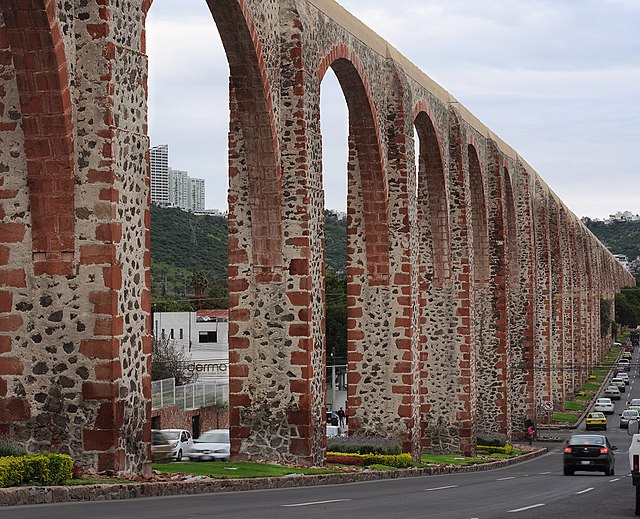Der Aquädukt aus dem 18. Jahrhundert ist das Wahrzeichen der Stadt
