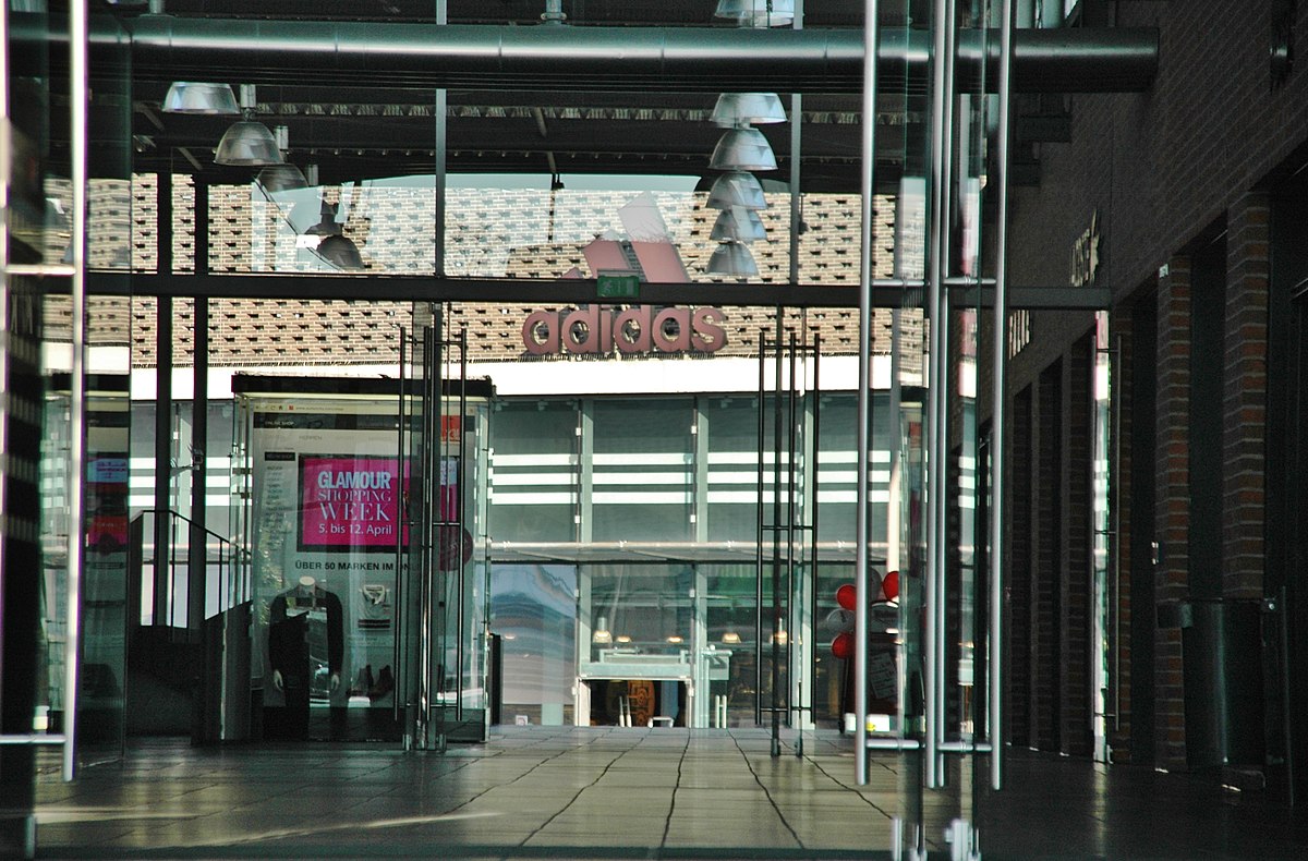 File:Adidas Store in der Outlet City in Metzingen - panoramio.jpg - Wikimedia Commons