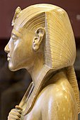 Profilul unei statuete a lui Akhenaton purtând un nemes, circa 1351-1332 î.Hr.