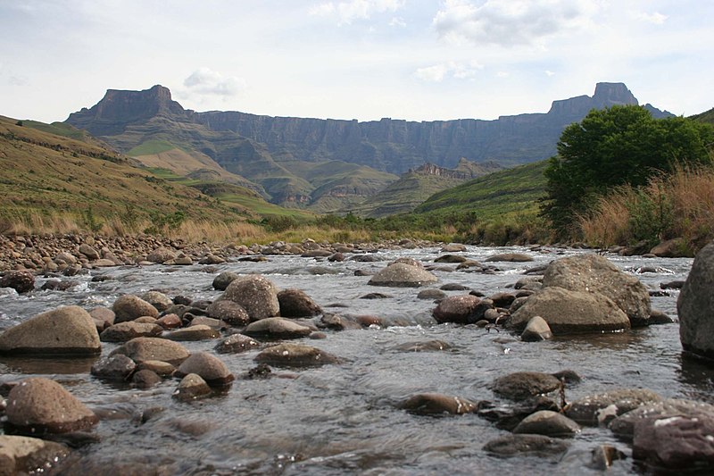 File:Amphitheatre Drakensberg.jpg