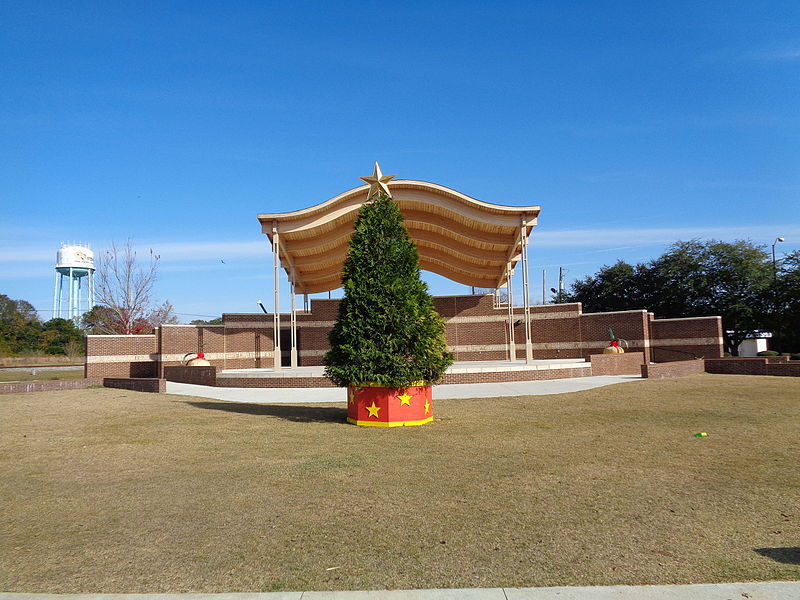 File:Ampitheater and Christmas tree in Vidalia downtown park.JPG