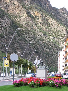 Straatbeeld met borstbeeld van voormalig burgemeester Francesc Cairat