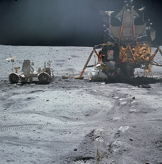 Экспедиция Аполлон-16. Джон Янг работает у лунного автомобиля рядом с лунным модулем «Орион». Апрель 1972 года