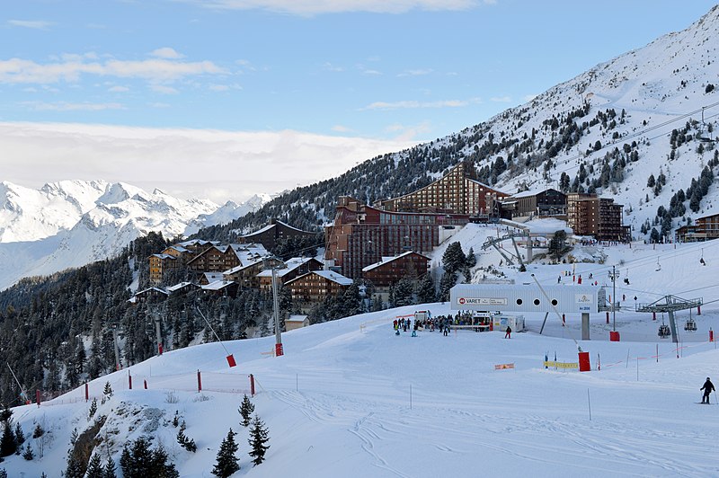 File:Arc 2000 from Marmottes skilift.jpg