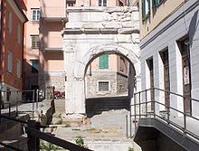 Restos de arco romano en el casco antiguo.