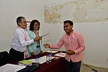 Arquitecto Felipe Leal entregando nombramiento Seminario de Cultura Mexcana Uriel de Jesus Santiago Velasco en CDMX (2023)