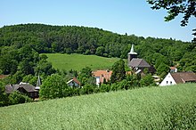 Blick auf Dorf und Kirche im Sommer