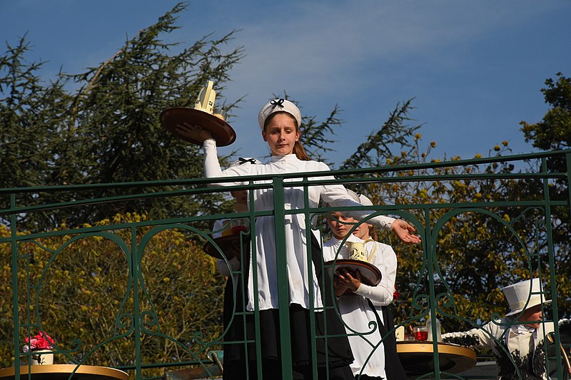 File:Ballet des Sapeurs 05 - Girl Waitresses 2.jpg