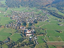 Benediktbeuern von Westen aus der Luft