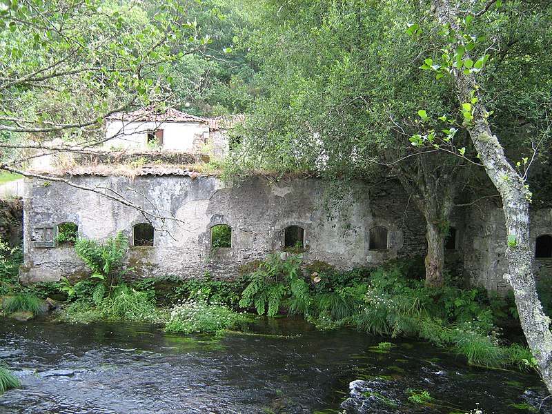 File:Balneario de Frádegas.jpg