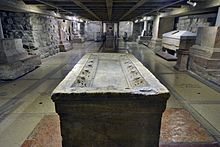 Blick in das Innere der frühchristlichen Basilika San Vigilio. Im Vordergrund die sogenannte Arche San Vigilio.